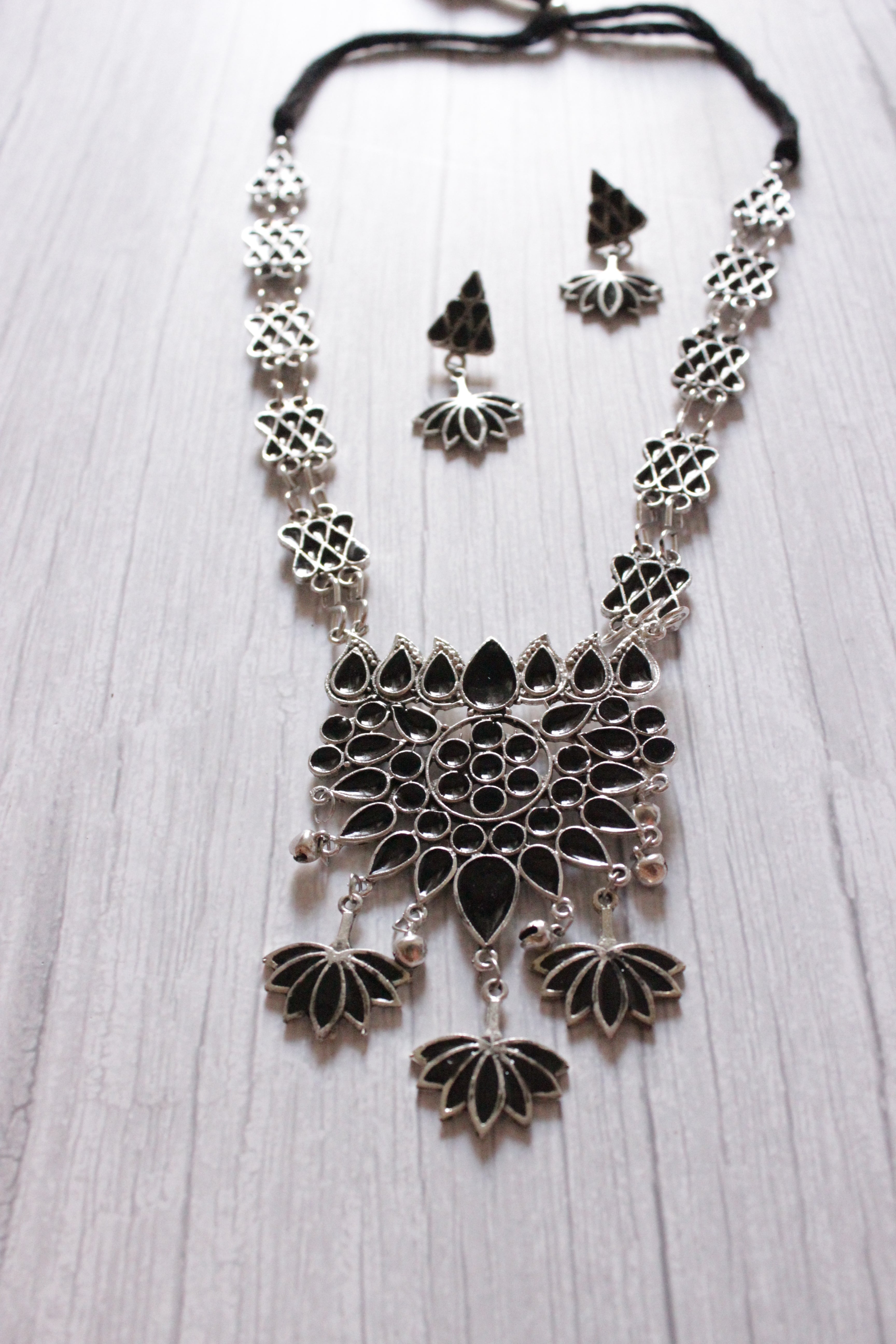 Black Glass Stones Embedded Silver Finish Metal Necklace Set with Thread Closure