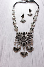 Load image into Gallery viewer, Black Glass Stones Embedded Silver Finish Metal Necklace Set with Thread Closure

