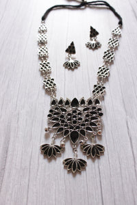 Black Glass Stones Embedded Silver Finish Metal Necklace Set with Thread Closure