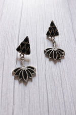 Load image into Gallery viewer, Black Glass Stones Embedded Silver Finish Metal Necklace Set with Thread Closure
