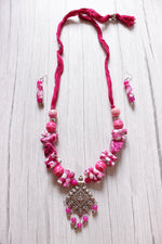 Load image into Gallery viewer, Vibrant Fuchsia Fabric and Stones Metal Pendant Necklace Set
