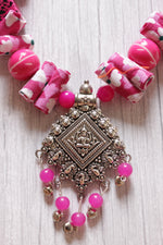 Load image into Gallery viewer, Vibrant Fuchsia Fabric and Stones Metal Pendant Necklace Set
