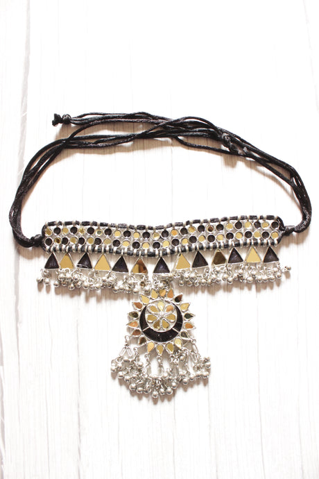 Yellow & Black Glass Stones Embedded Adjustable Length Thread Closure Choker Necklace Set