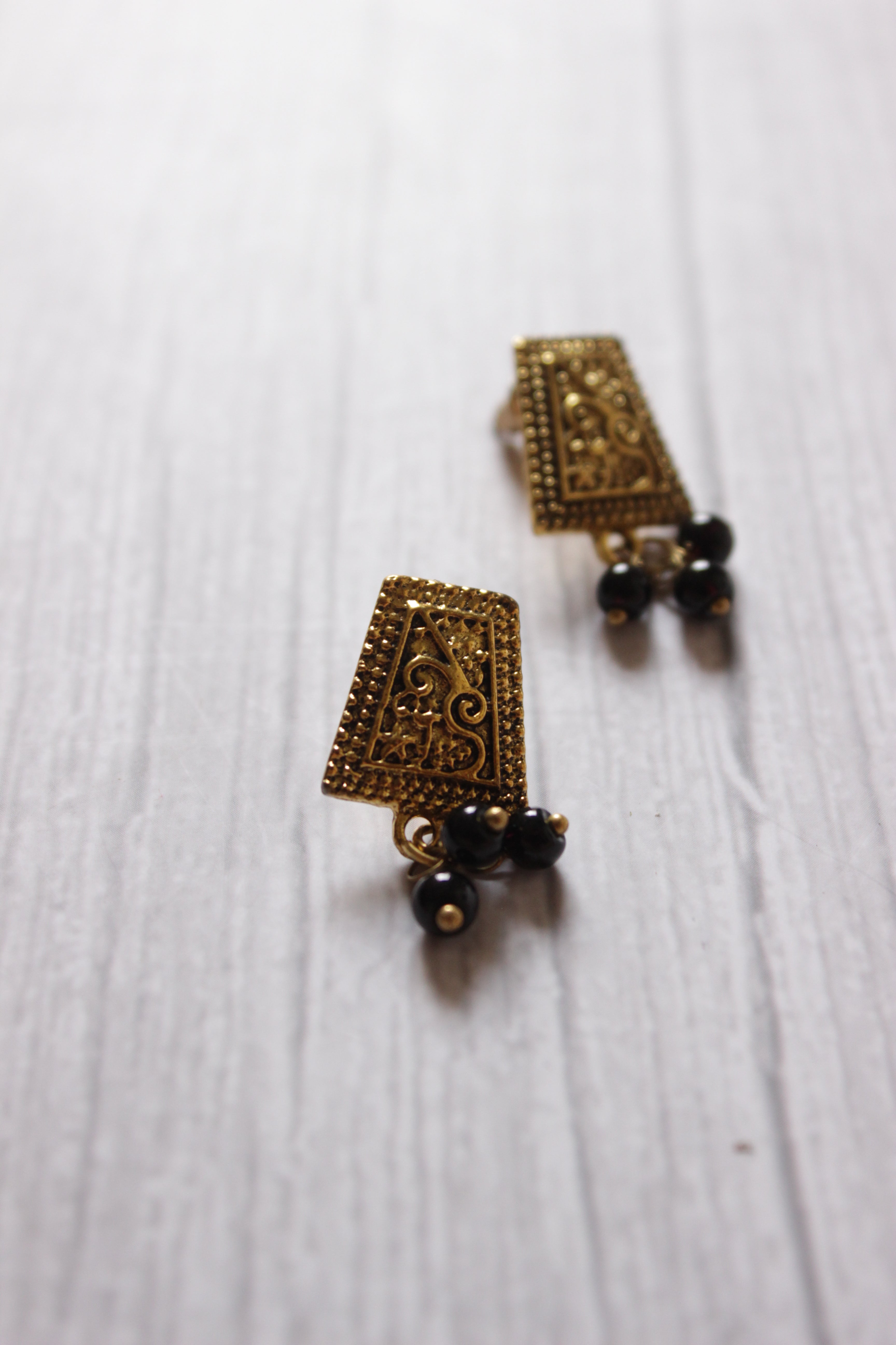 Black Stones Detailing Gold Finish Choker Necklace Set