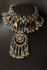 Load image into Gallery viewer, Yellow &amp; Black Glass Stones Embedded Adjustable Length Thread Closure Choker Necklace Set

