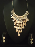 Load image into Gallery viewer, Hasli Necklace Set with Shell Work
